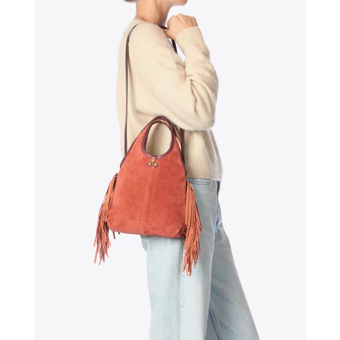 Mini-sac à franges bandoulière amovible en cuir suédé Haenyeo Terracotta Jérôme Dreyfuss. Capsule SS25. Vue porté épaule avec bandoulière. 