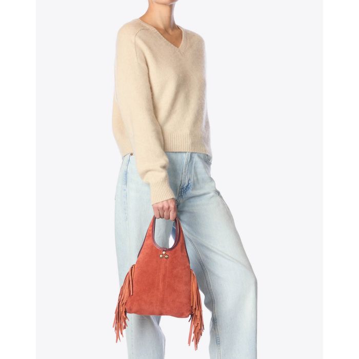 Mini-sac à franges bandoulière amovible en cuir suédé Haenyeo Terracotta Jérôme Dreyfuss. Capsule SS25. Vue porté à la main. 