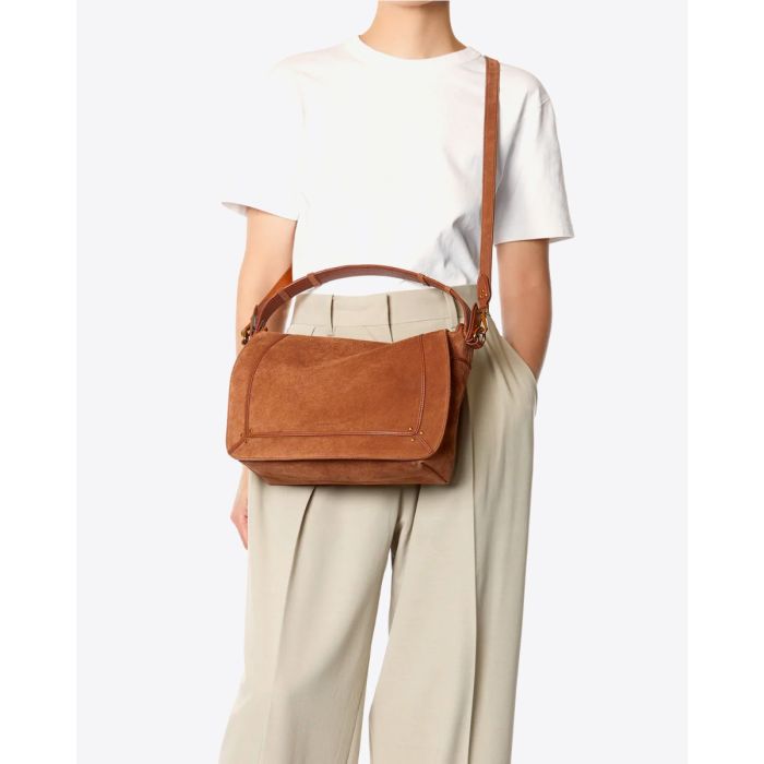 Sac Pepito L Jérôme Dreyfuss en cuir suédé tabac. Porté croisé.
