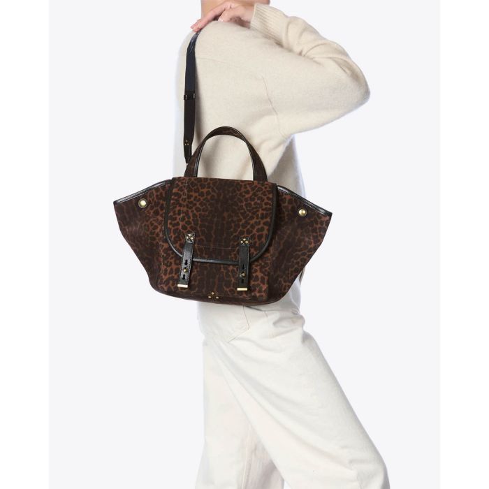 Sac Panier Stan Jérôme Dreyfuss en cuir suédé imprimé léopard. Vue porté à l'épaule.