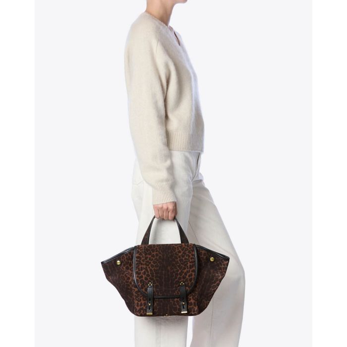 Sac Panier Stan Jérôme Dreyfuss en cuir suédé imprimé léopard. Vue porté à la main. 