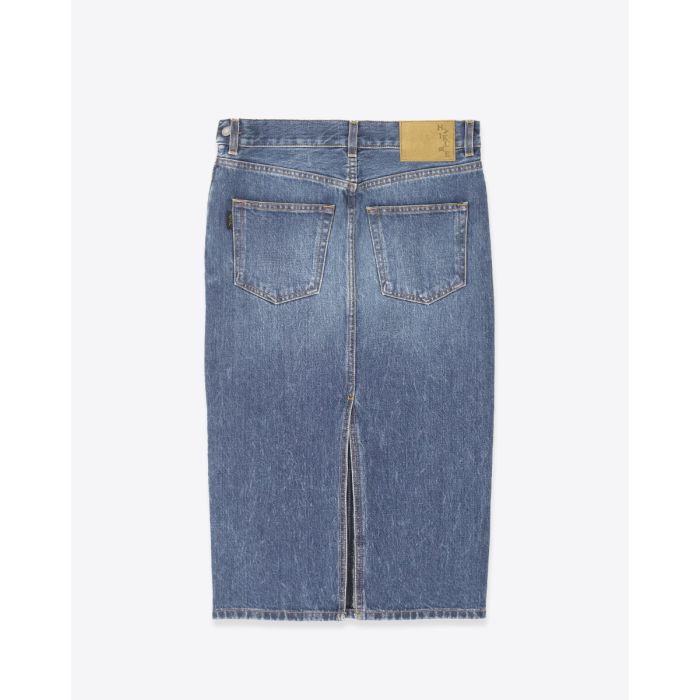 Jupe droite midi Kim Haikure en denim bleu délavé. Vue de dos.