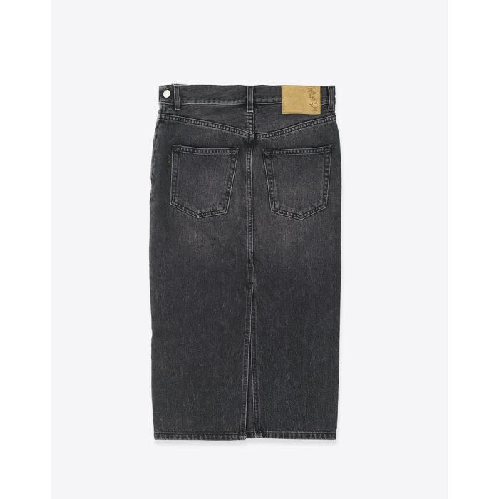 Jupe droite midi Kim Haikure  en denim noir délavé. Vue de dos.