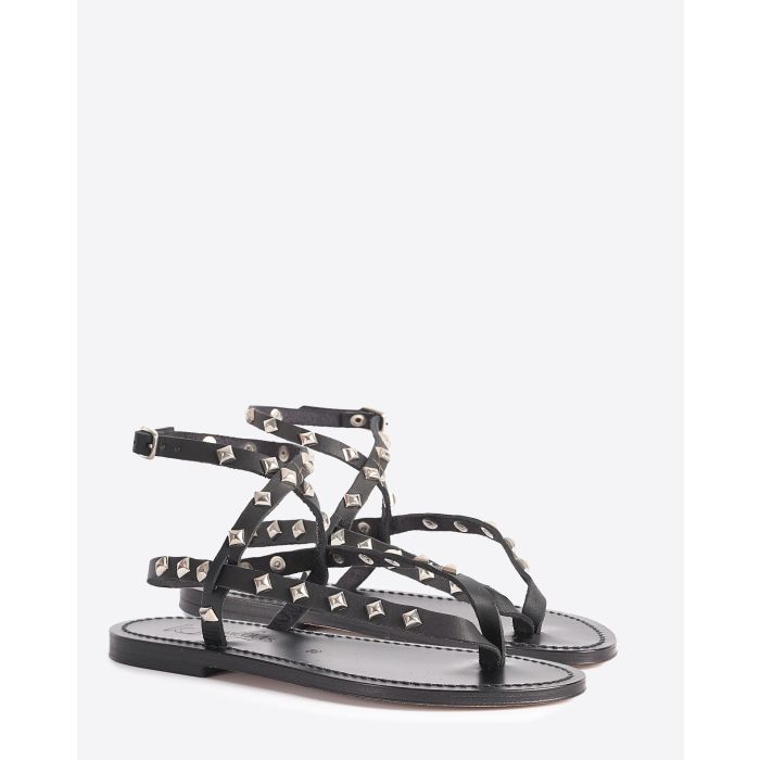Sandales plates Deltapyr en cuir noir avec clous K.Jacques. Face.