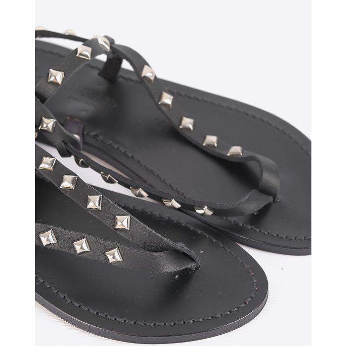 Sandales plates Deltapyr en cuir noir avec clous K.Jacques. Détails. 