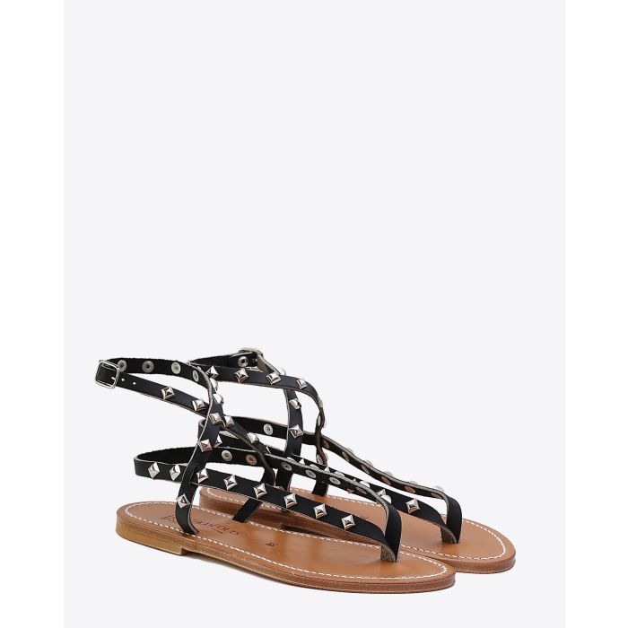 Sandales plates Deltapyr en cuir noir avec clous K.Jacques. Face.