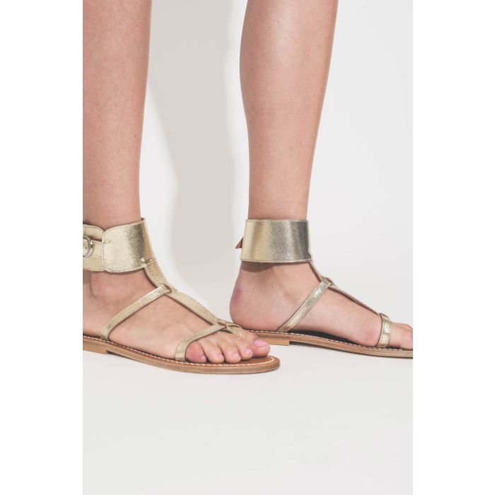 Sandales entre-doigt bracelet large cheville en cuir lamé doré Metyl Champan Caravelle K.Jacques ST Tropez. Porté de profil.