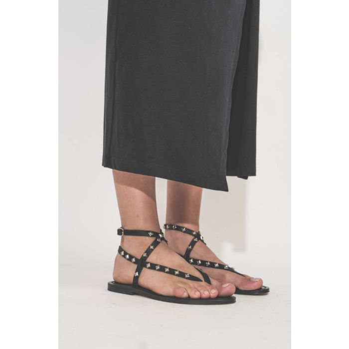 Sandales Deltapyr en cuir noir avec clous K.Jacques St-Tropez. Portées de profil. 