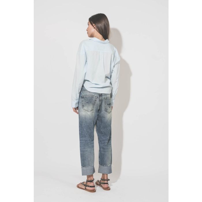 Sandales plates cloutées en cuir noir Deltapyr K.Jacques St Tropez. Porté de dos avec un jean Croosover R13 denim. 