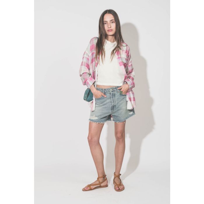 Sandales plates entre-doigt en cuir naturel Aubigne K.Jacques Saint-Tropez. Porté de face avec une chemise à carreaux rose Button Front Denimist, un tee-shirt Peak Shoulder écru The Great, un short en jean bleu Mikuta et un sac Bobi S croco agave Jérôme D