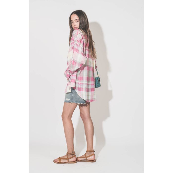 Sandales plates entre-doigt en cuir naturel Aubigne K.Jacques Saint-Tropez. Porté de profil avec une chemise à carreaux rose Button Front Denimist, un tee-shirt Peak Shoulder écru The Great, un short en jean bleu Mikuta et un sac Bobi S croco agave Jérôme