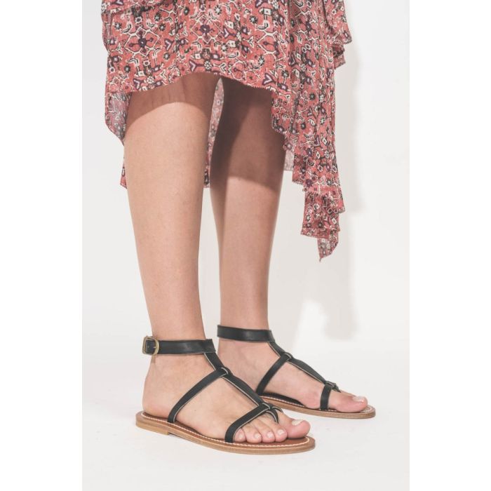 Sandales Artimon K.Jacques St-Tropez en cuir noir. Portées de profil.