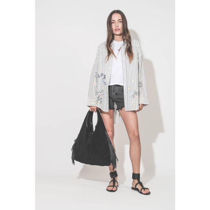 Sandales plates bride large à la cheville en cuir noir ébène Caravelle K.Jacques St-Tropez. Portées avec une chemise oversized graffiti R13, un tee-shirt blanc The Great, un short en jean noir Mikuta et un sac à franges Paco Jérôme Dreyfuss. 