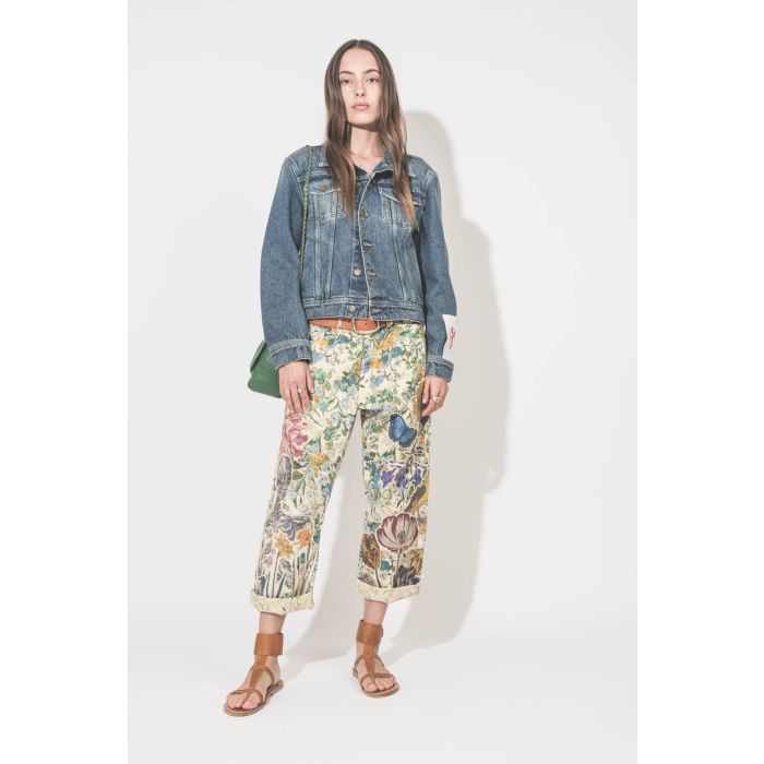 Sandales en cuir naturel large bracelet de cheville Caravelle pul naturel K.Jacques St-Tropez. Porté avec un blouson en jean Golden Goose, un jean X-Boyfriend à fleurs R13 et une ceinture Dara cognac Isabel Marant. Sac Lulu M en cuir gazon Jérôme Dreyfuss
