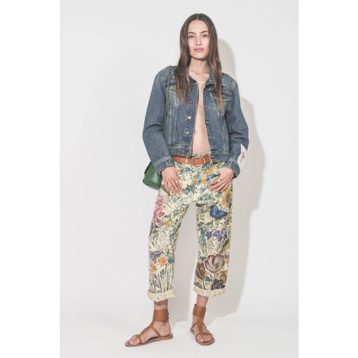 Sandales en cuir naturel large bracelet de cheville Caravelle pul naturel K.Jacques St-Tropez. Portées de face et profil avec un blouson en jean Golden Goose, un jean X-Boyfriend à fleurs R13 et une ceinture Dara cognac Isabel Marant. Sac Lulu M en cuir g
