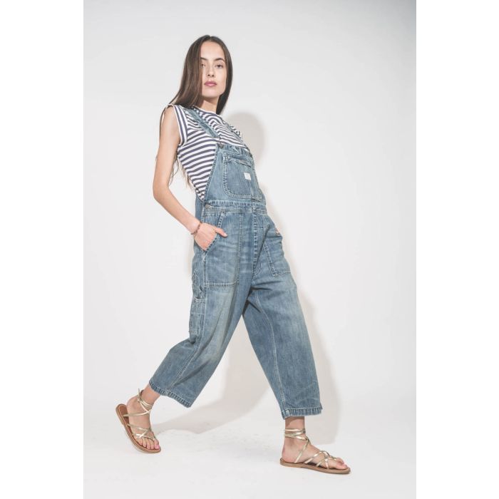 Sandales en cuir doré Metyl Champan Zenobie K.Jacques St-Tropez. Porté avec un tee-shirt manches raccourcies bleu et blanc vintage Peak Shoulder The Great et une salopette en jean bleu ciel relaxed Overal Holton Indigo Denimist. Bracelet 3 tours Tibétain 