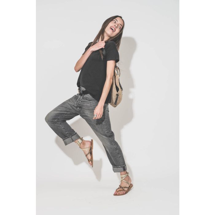 Sandales plates en cuir naturel, léopard et platine Zenobie K.Jacques Saint-Tropez. Porté avec un tee-shirt noir manches courtes Boxy Crew The Great et un jean Crossover Leyton black R13 Denim. Ceinture en cuir noir Dara Isabel Marant et panier en osier n