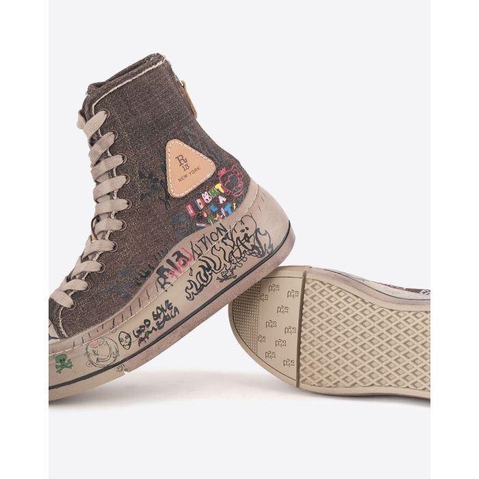 Sneakers compensées Kurt R13 en toile de laine marron taguée. Détail de la semelle. 