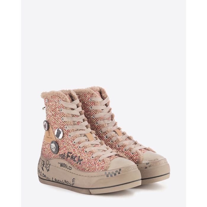 Sneakers Kurt R13 en laine rouge et écru customisées avec des badges et des épingles à nourrices. Vue de face.