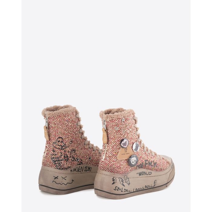 Sneakers Kurt R13 en laine rouge et écru customisées avec des badges et des épingles à nourrices. Vue de dos.