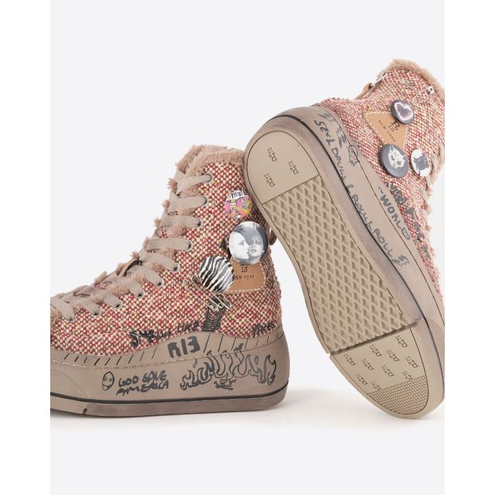 Sneakers Kurt R13 en laine rouge et écru customisées avec des badges et des épingles à nourrices. Détail de la semelle.
