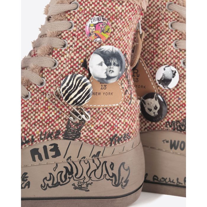 Sneakers Kurt R13 en laine rouge et écru customisées avec des badges et des épingles à nourrices. Détail des badges.