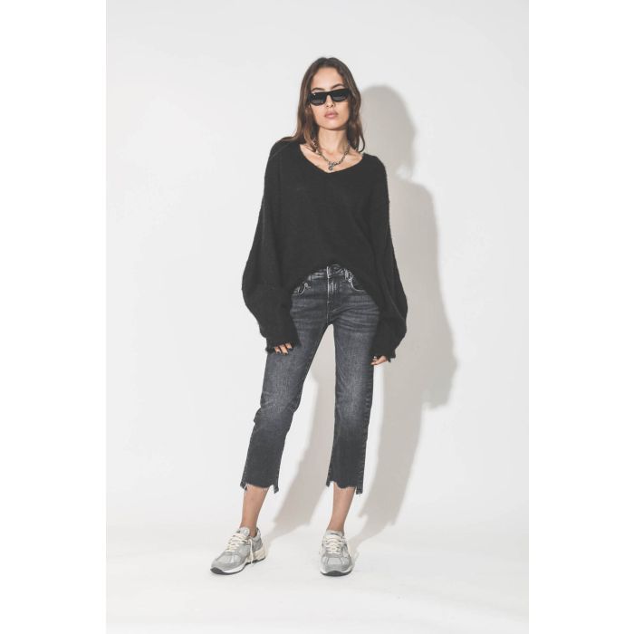Lunettes de soleil noir Otis Anine Bing. Porté avec un pull noir et un jeans noir délavé.