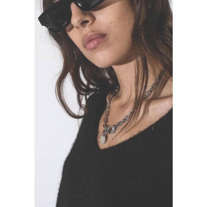 Lunettes de soleil noir Otis Anine Bing. Porté de profil.