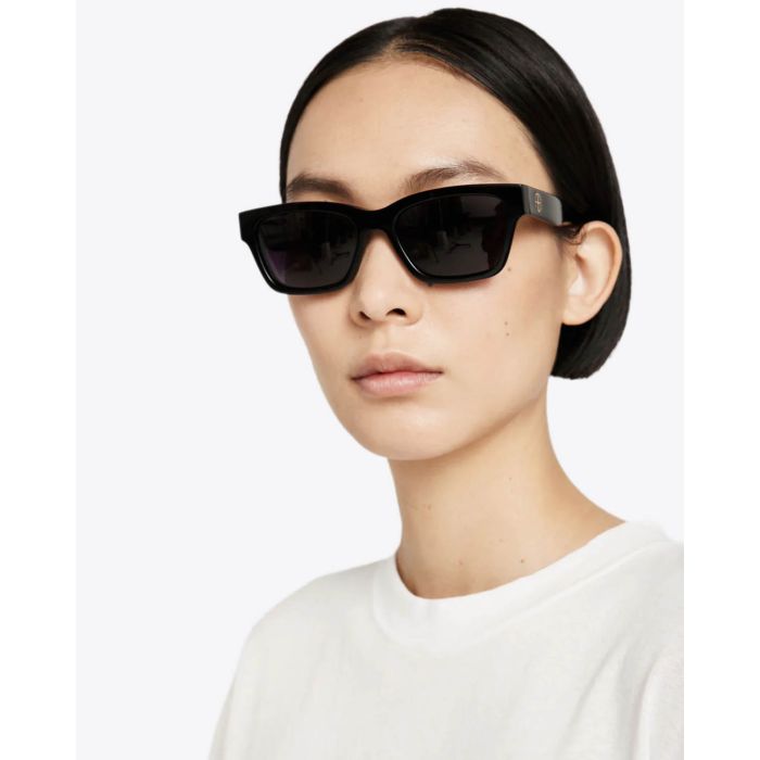Lunettes de soleil monture noire Daria Anine Bing. Porté de face.