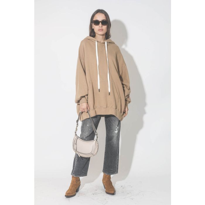 Lunettes de soleil Levi en écaille marron Anine Bing. Porté avec un sweat-shirt oversize beige r13.