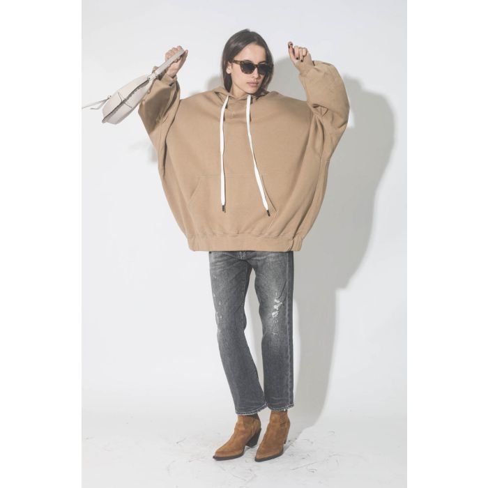 Lunettes de soleil Levi en écaille marron Anine Bing. Porté avec un sweat-shirt beige.