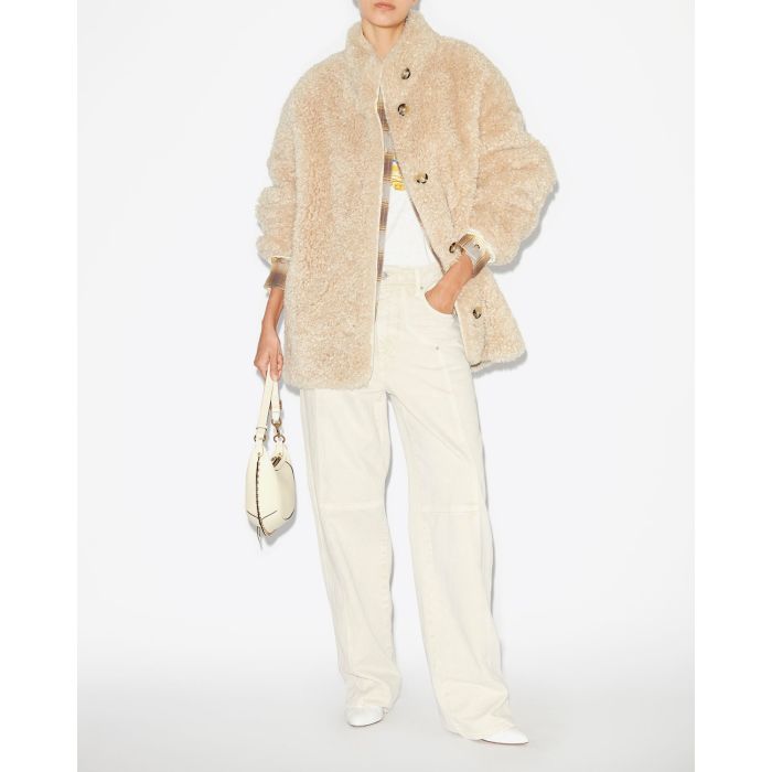 Manteau fausse fourrure écru réversible Carolina Isabel Marant Etoile. Porté avec un pantalon écru.  