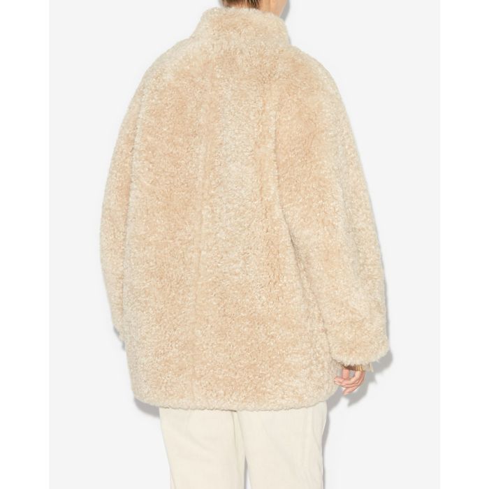 Manteau fausse fourrure écru réversible Carolina Isabel Marant Etoile. Porté de dos côté fausse fourrure.