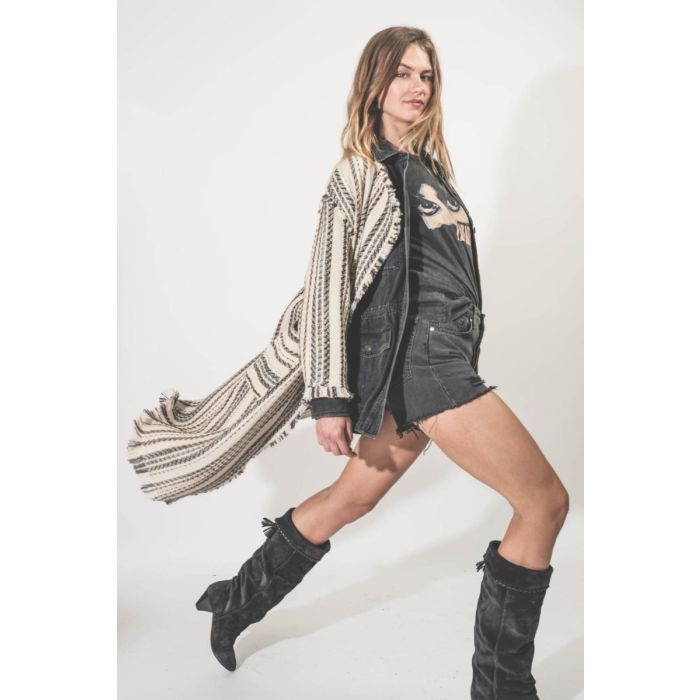 Manteau long à rayures Initaf Isabel Marant Etoile en coton et laine mélangés écru. Porté avec des bottes hautes.
