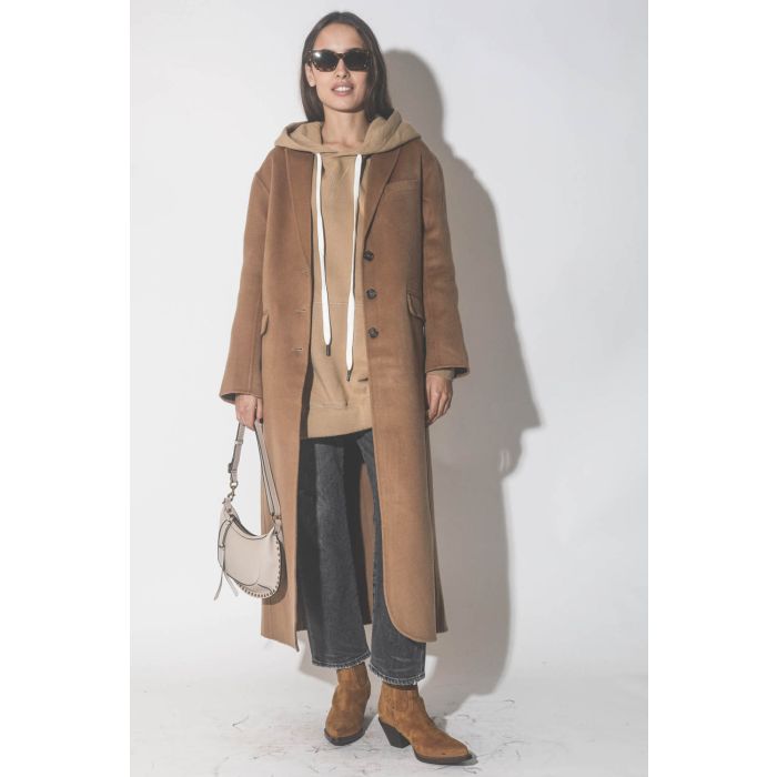 Manteau long en cachemire camel Quinn Anine Bing. Porté de face.