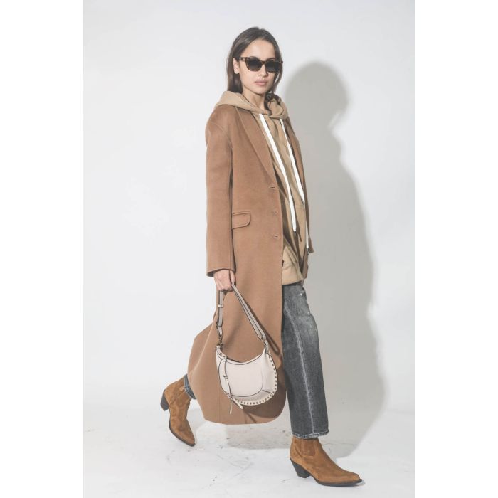 Manteau long en cachemire camel Quinn Anine Bing. Porté de profil.
