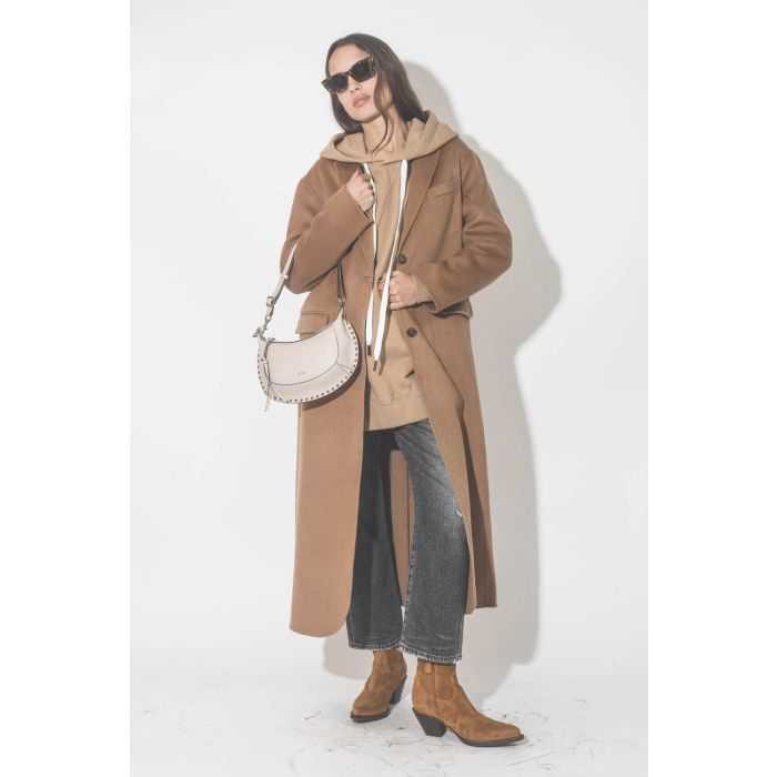 Manteau long en cachemire camel Quinn Anine Bing. Porté avec un sweat-shirt oversize camel.
