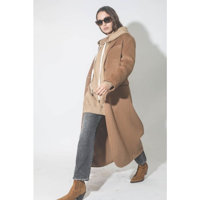 Manteau long en cachemire camel Quinn Anine Bing. Porté avec des boots santiags camel.
