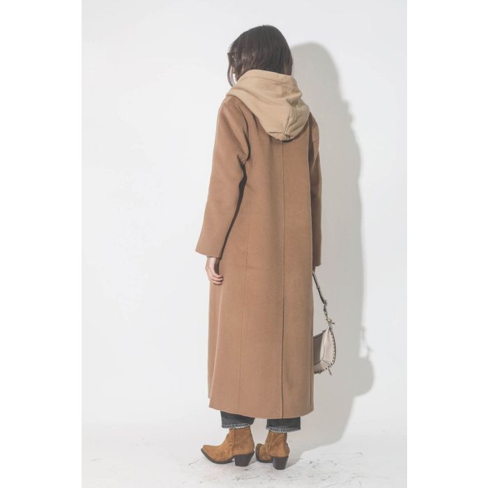 Manteau long en cachemire camel Quinn Anine Bing. Porté de dos.