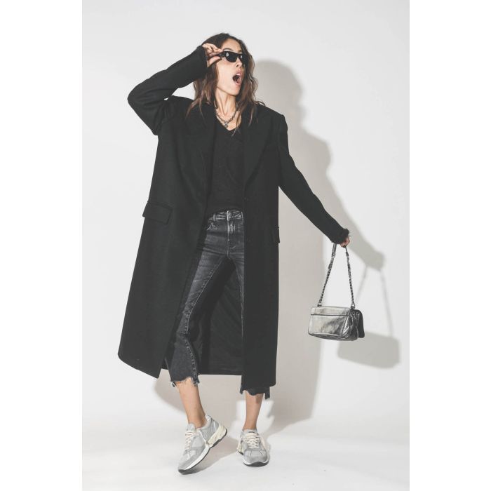 Manteau long en drap de laine noir Maison Flaneur. Porté avec un pull noir en mohair.