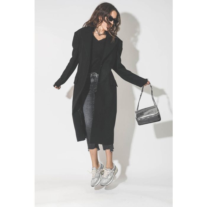 Manteau long en drap de laine noir Maison Flaneur. Porté de face.