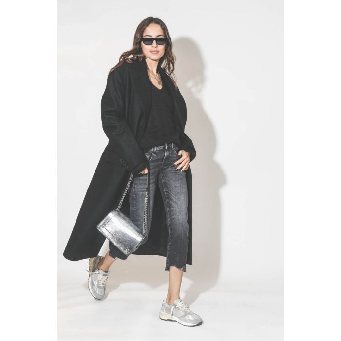 Manteau long en drap de laine noir Maison Flaneur. Porté de profil.