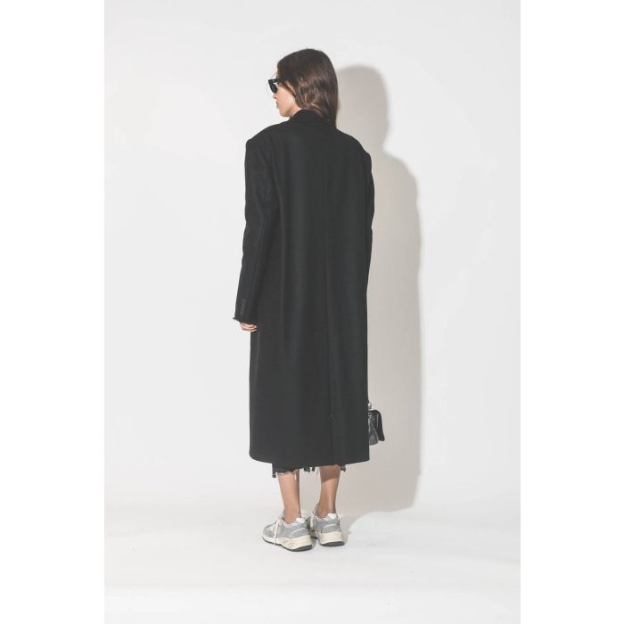 Manteau long en drap de laine noir Maison Flaneur. Porté de dos. 