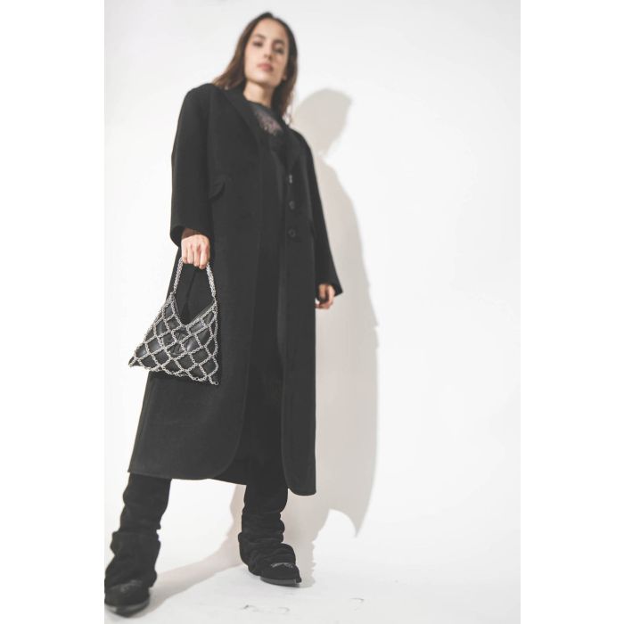 Manteau long en cachemire noir Quinn Anine Bing. Porté avec des bottes santiags en cuir suédé noir.