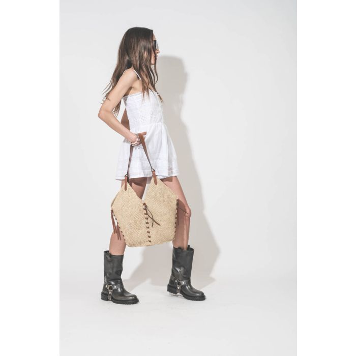 Combi-short fine bretelles en voile de coton blanc et dentelle Dylan Marant Etoile. Porté de profil avec des bottes Kurt biker Golden Goose et un panier en osier Tampa Isabel Marant. 