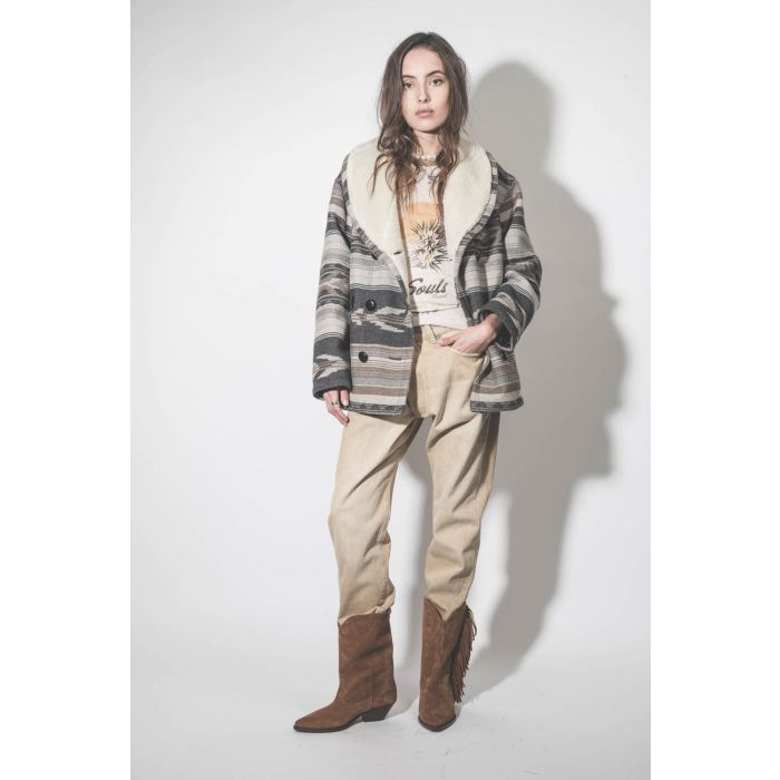 Manteau col châle fausse fourrure en laine motifs graphiques beige et écru Dorcas Marant Etoile. Porté ouvert de face. 