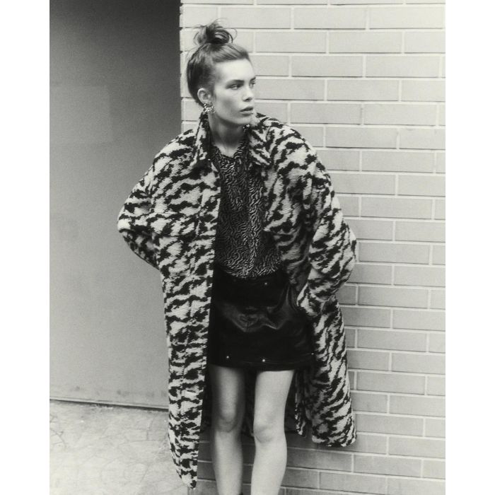 Manteau  Fontizi Isabel Marant Etoile. Porté avec une mini-jupe en faux cuir.