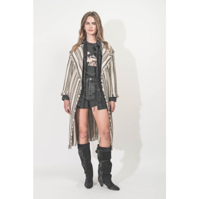 Manteau long à rayures Initaf Isabel Marant Étoile en coton et laine mélangés écru. Porté de face avec un short.