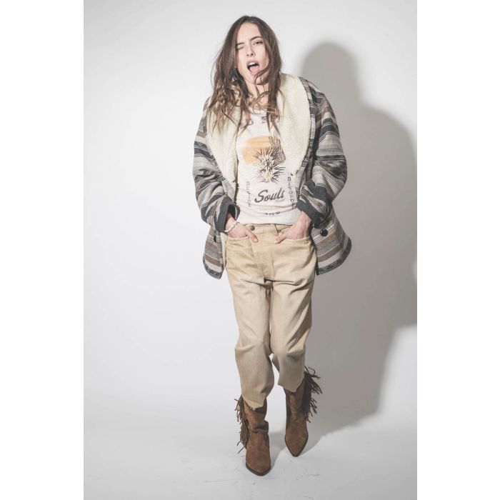 Tee-shirt Manches courtes écru imprimé Wild Spirit Kiliann Marant Etoile. Porté avec un jean crossover beige.