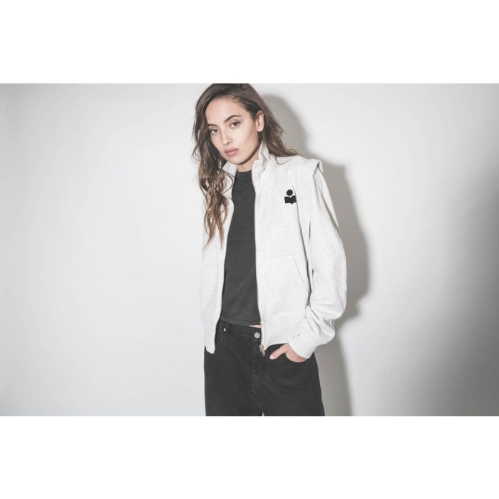 Veste avec zip col montant épaule déportée en sweat-shirt écru mini logo poitrine Madilia Marant Etoile. Détail du mini-logo noir  floqué poitrine.